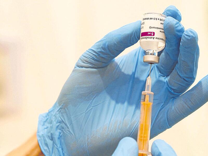 Ein Bild aus dem Jahr 2021 – während der Coronapandemie: Medizinisches Personal befüllt eine Spritze mit dem Impfstoff des Herstellers Astrazeneca. Nun werden Impffolgen juristisch diskutiert. Ein Bild aus dem Jahr 2021 – während der Coronapandemie: Medizinisches Personal befüllt eine Spritze mit dem Impfstoff des Herstellers Astrazeneca. Nun werden Impffolgen juristisch diskutiert.