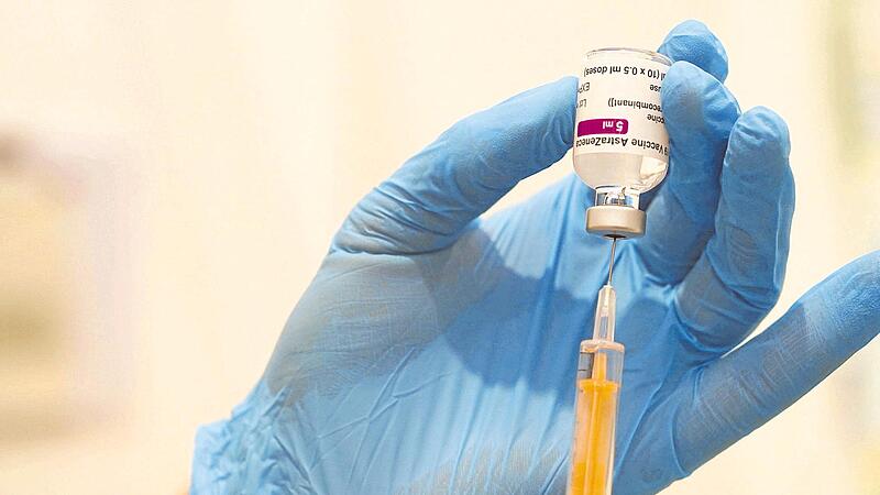 Ein Bild aus dem Jahr 2021 &ndash; w&auml;hrend der Coronapandemie: Medizinisches Personal bef&uuml;llt eine Spritze mit dem Impfstoff des Herstellers Astrazeneca. Nun werden Impffolgen juristisch diskutiert.