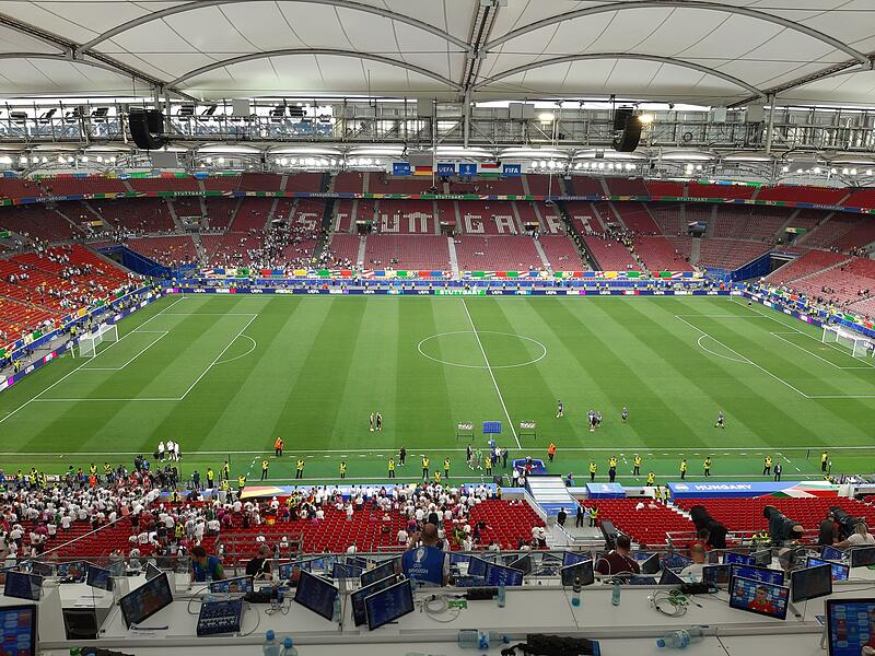 Die Vorbereitungen in der Arena Stuttgart laufen. Gleich geht das Spiel Deutschland gegen Ungarn los.