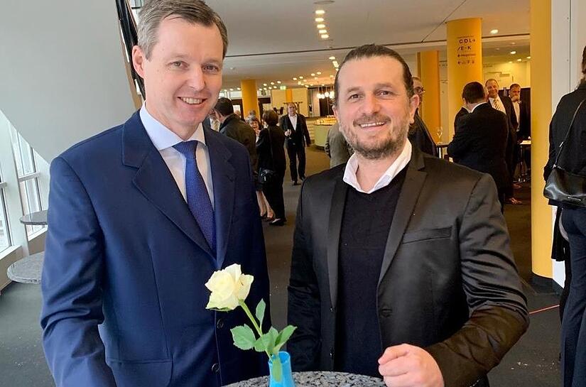 Der parlamentarische Staatssekret&auml;r im Verteidigungsministerium, Thomas Silberhorn (CSU), und der Vorsitzende des deutsch-albanischen Kulturvereins Dardania Bamberg, Florim Gashi,  im gespr&auml;ch.