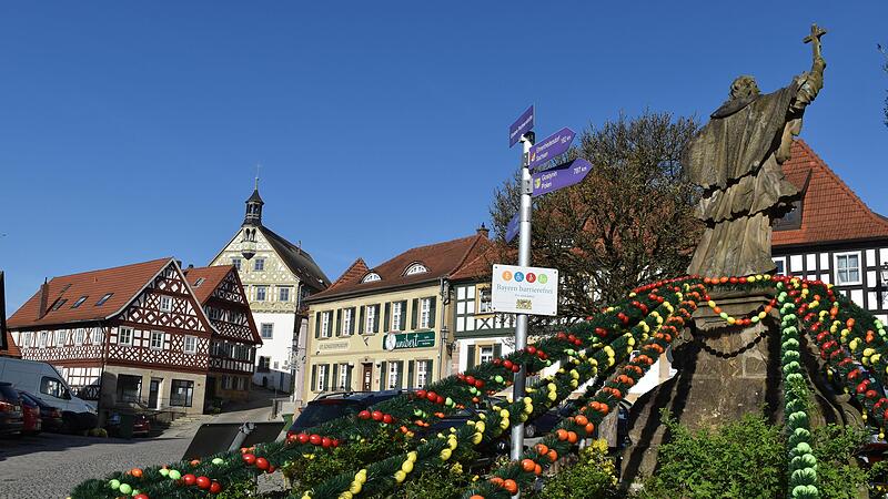Ein farbenfrohes Bild bietet derzeit der Marktplatz von Burgkunstadt mit seinem Nepomuk-Brunnen. Doch die bevorstehende Osterfreude kann nicht über die bedrückenden Aussichten der hoch verschuldeten Kommune hinwegtäuschen.
