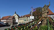 Ein farbenfrohes Bild bietet derzeit der Marktplatz von Burgkunstadt mit seinem Nepomuk-Brunnen. Doch die bevorstehende Osterfreude kann nicht über die bedrückenden Aussichten der hoch verschuldeten Kommune hinwegtäuschen.