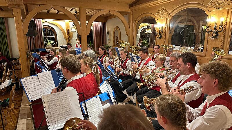 Nach etwa einer Stunde übernahmen die Leichtersbacher Musikanten das Programm. Nach etwa einer Stunde übernahmen die Leichtersbacher Musikanten das Programm.