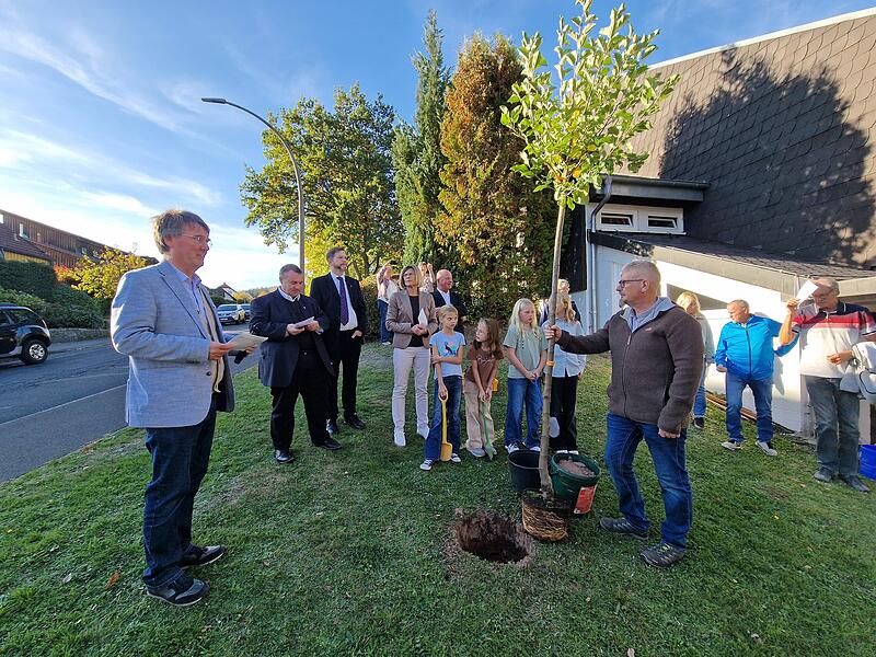 Der Apfelbaum erinnert k&uuml;nftig an das 75-j&auml;hrige Bestehen der Pfarrei St. Josef.