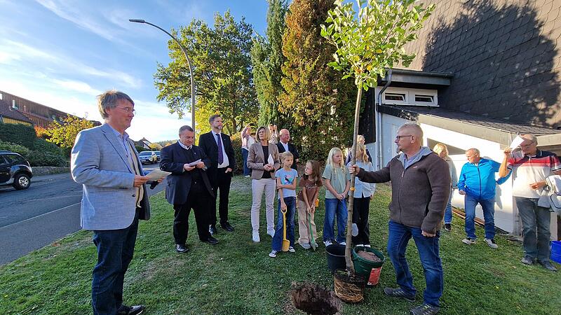 Der Apfelbaum erinnert k&uuml;nftig an das 75-j&auml;hrige Bestehen der Pfarrei St. Josef.