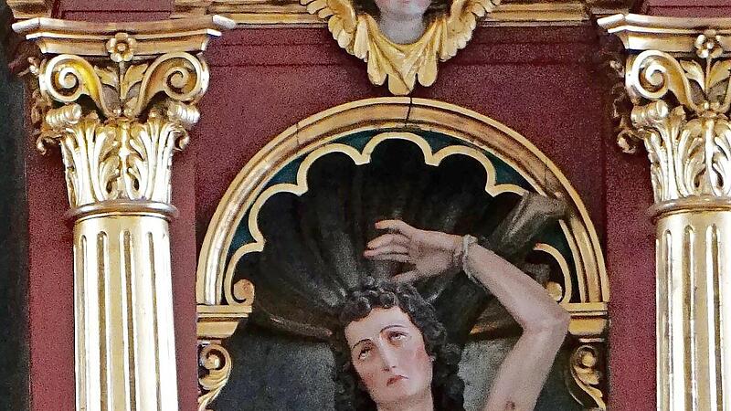 Die Barockstatue des heiligen Sebastian am Hochaltar in Lahm Die Barockstatue des heiligen Sebastian am Hochaltar in Lahm