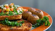 Vegane Ernährung wird immer beliebter; hier: ein veganes Schnitzel mit Gemüse. Vegane Ernährung wird immer beliebter; hier: ein veganes Schnitzel mit Gemüse.