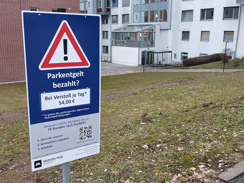 Wer nicht bezahlt muss mit einer Gebühr rechnen.Der Parkplatz des Helios Sankt Elisabeth Krankenhauses Wer nicht bezahlt muss mit einer Gebühr rechnen.