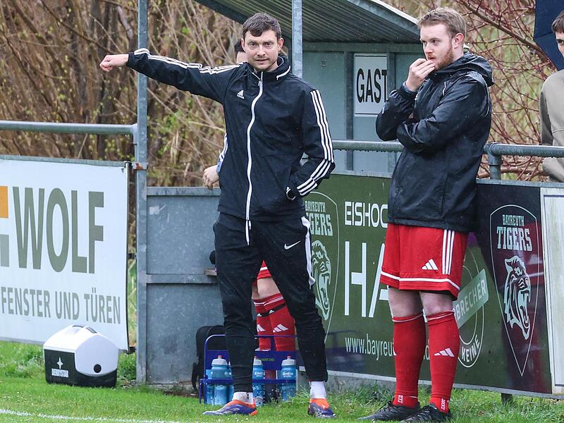 Weißenbrunns Trainer Sebastian Treusch wird wohl auch in der nächsten Saison für die SG Theisenort/Weißenbrunn an der Linie stehen. Weißenbrunns Trainer Sebastian Treusch wird wohl auch in der nächsten Saison für die SG Theisenort/Weißenbrunn an der Linie stehen.