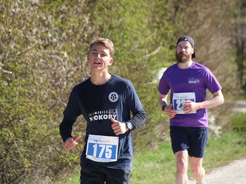 Strahlender Sonnenschein, aber nur niedrige Plusgrade erwartete die L&auml;ufer beim 19. Obermain-Marathon rund um Bad Staffelstein. Die Marathon-Strecke f&uuml;hrte wieder an den beiden Wahrzeichen der Kurstadt, dem Kloster Banz und der Basilika Vierzehnheiligen vorbei.