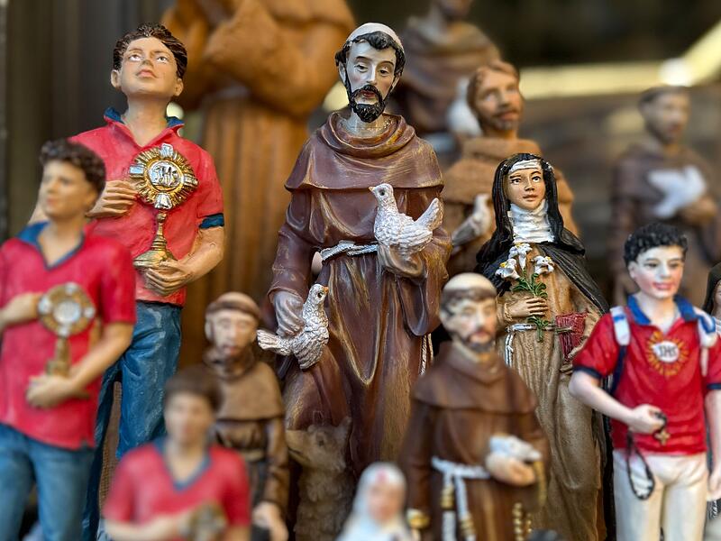 Die Heiligen im Souvenirshop: Carlo Acutis und Franz von Assisi