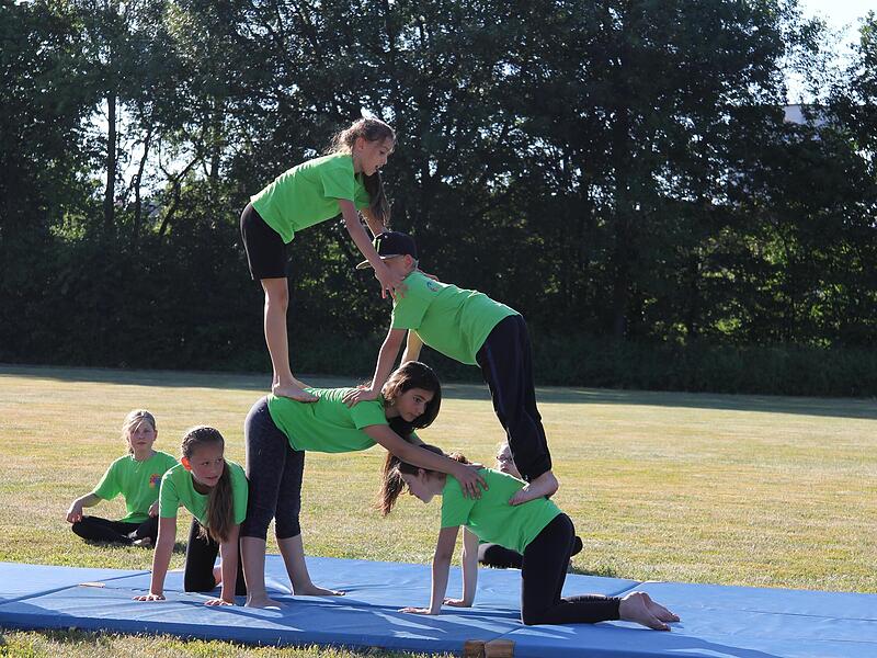 Im Bildungshaus kommen kleine und größere Kinder aus den verschiedenen Einrichtugnen zusammen: hier beim Sport. Im Bildungshaus kommen kleine und größere Kinder aus den verschiedenen Einrichtugnen zusammen: hier beim Sport.