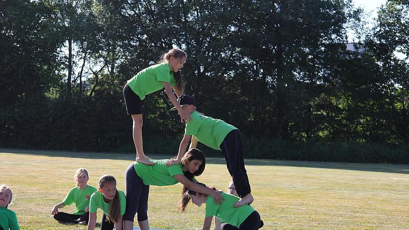 Im Bildungshaus kommen kleine und gr&ouml;&szlig;ere Kinder aus den verschiedenen Einrichtugnen zusammen: hier beim Sport.