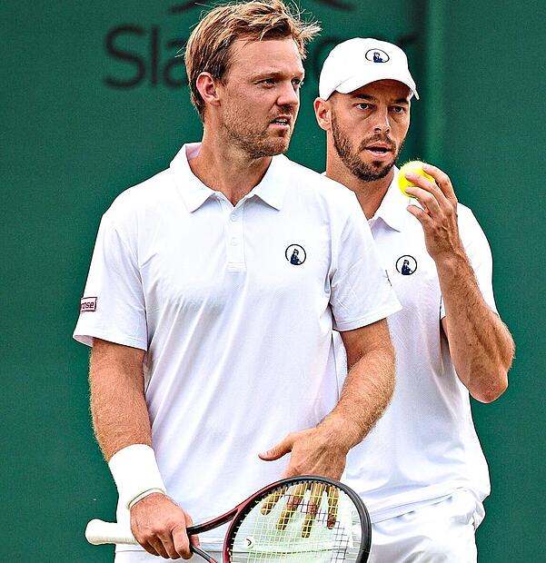 Stehen in Wimbledon im Achtelfinale: Kevin Krawietz (vorne) und Tim Pütz.Jürgen Hasenkopf Stehen in Wimbledon im Achtelfinale: Kevin Krawietz (vorne) und Tim Pütz.Jürgen Hasenkopf