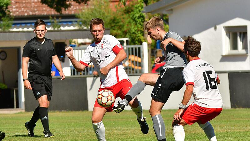 Jakob Herbst (Mitte) vom Spitzenreiter FC Burgkunstadt hat ein vermeintlich leichtes Spiel gegen Schlusslicht Neufang. Die Kronacher mit Andr&eacute; Zapf (rechts) und Lucas Beierwaltes treffen in Altenkunstadt auf einen Mitaufsteiger.
