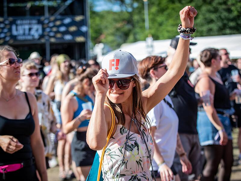 Tausende Menschen besuchen am Freitag 28.06.24 das &bdquo;Ab geht die Lutzi!&ldquo; Festival in Rottershausen (Kreis Bad Kissingen).