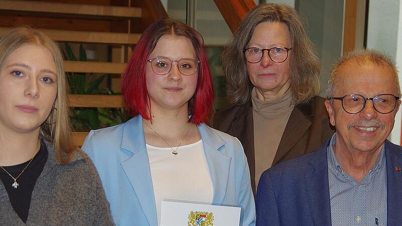 Regierungspreise erhielten (von links) Klara Scholz und Emily Lechler, rechts Oberstudiendirektorin Karin Maywald und stellvertretender Landrat Emil M&uuml;ller.