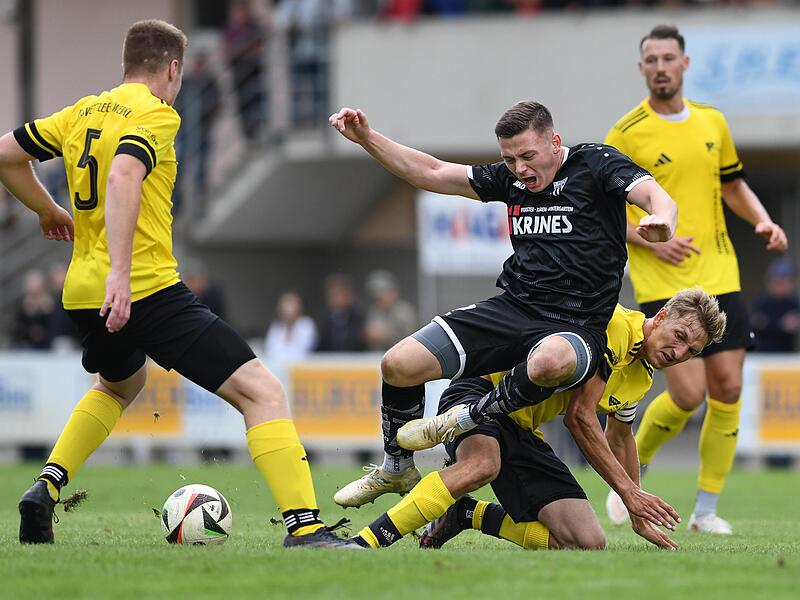Der Sander Pit Panzer wird unsanft vom Ball getrennt. Ryan Evans