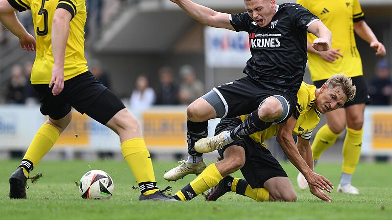 Der Sander Pit Panzer wird unsanft vom Ball getrennt. Ryan Evans