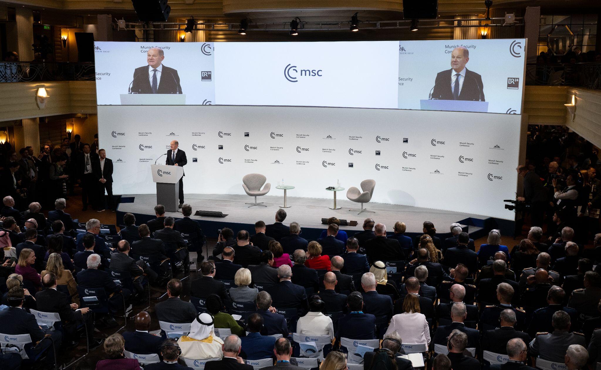 Sicherheitskonferenz Polizeiaufgebot mit Pferden und Hunden