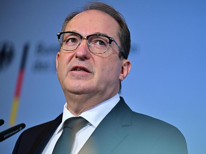 Innenminister Alexander Dobrindt m&ouml;chte Auffanglager f&uuml;r Fl&uuml;chtlinge au&szlig;erhalb der EU einrichten. Diese Idee teilt die &bdquo;Koalition der Willigen&ldquo;, zu der neben Deutschland und &Ouml;sterreich auch D&auml;nemark, Holland und Griechenland geh&ouml;ren. Italien und G...
