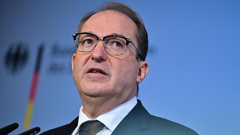 Innenminister Alexander Dobrindt m&ouml;chte Auffanglager f&uuml;r Fl&uuml;chtlinge au&szlig;erhalb der EU einrichten. Diese Idee teilt die &bdquo;Koalition der Willigen&ldquo;, zu der neben Deutschland und &Ouml;sterreich auch D&auml;nemark, Holland und Griechenland geh&ouml;ren. Italien und G...
