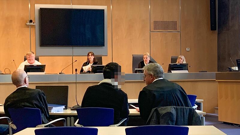 Kurz nach der Urteilsverk&uuml;ndung durch Richterin Jana Huber (hinten, Zweite von links) endete am Dienstag der Prozess um eine dubiose Entf&uuml;hrung, die am 10. Oktober 2021 in Bad Rodach stattfand.