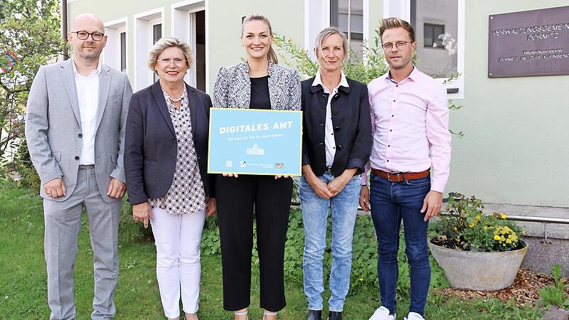 Bürgermeister Michael Bayer (Hetzles), Gemeinschaftsvorsitzende und Bürgermeisterin Gertrud Werner (Kleinsendelbach), Digitalministerin Judith Gerlach, Sabine Seitz aus dem Bürgerbüro und Geschäftsleiter Nicky Weber (v. l.) sind stolz auf die Ausz... Bürgermeister Michael Bayer (Hetzles), Gemeinschaftsvorsitzende und Bürgermeisterin Gertrud Werner (Kleinsendelbach), Digitalministerin Judith Gerlach, Sabine Seitz aus dem Bürgerbüro und Geschäftsleiter Nicky Weber (v. l.) sind stolz auf die Ausz...