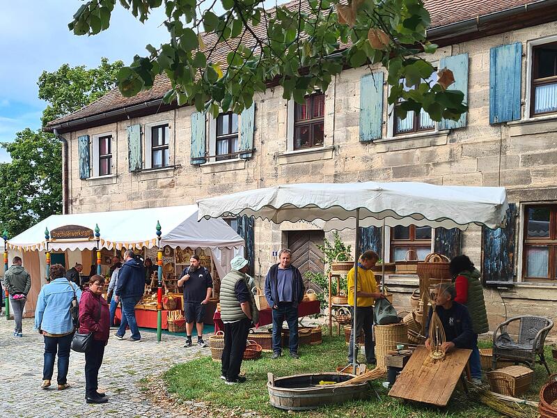 Auf dem Handwerker- und Künstlermarkt in Hemhofen präsentierten zahlreiche regionale Aussteller ihr Können und machten traditionelles Handwerk erlebbar. Auf dem Handwerker- und Künstlermarkt in Hemhofen präsentierten zahlreiche regionale Aussteller ihr Können und machten traditionelles Handwerk erlebbar.