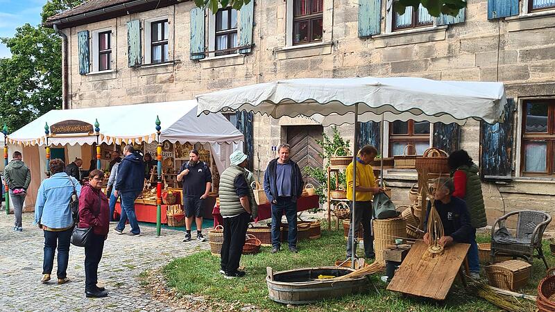 Auf dem Handwerker- und Künstlermarkt in Hemhofen präsentierten zahlreiche regionale Aussteller ihr Können und machten traditionelles Handwerk erlebbar. Auf dem Handwerker- und Künstlermarkt in Hemhofen präsentierten zahlreiche regionale Aussteller ihr Können und machten traditionelles Handwerk erlebbar.