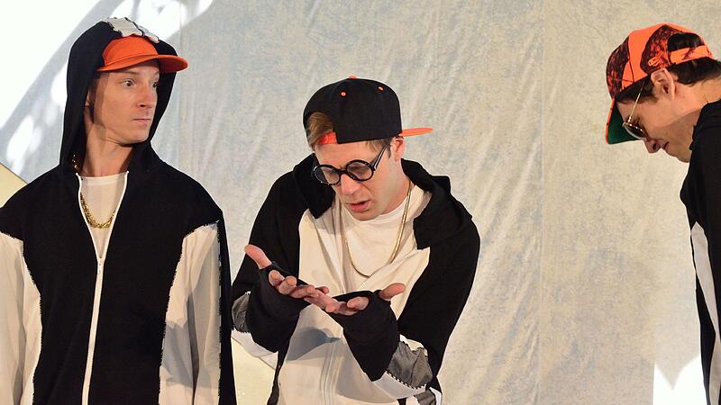 Benjamin Jorns, Yannick Rey und Jonas St&uuml;demann in dem St&uuml;ck &bdquo;An der Arche um acht&ldquo; auf der Freilichtb&uuml;hne des Theaters Schloss Ma&szlig;bach