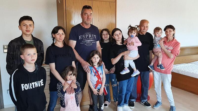 Das ist die neue Großfamilie von Reinhold Heppt. Seine Lebensgefährtin Irina (links neben ihm) und die damals acht Kinder. Als das Foto entstand war die gemeinsame Tochter Milana noch nicht geboren. Rechts stehen die Großeltern.