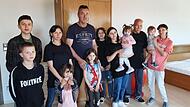 Das ist die neue Großfamilie von Reinhold Heppt. Seine Lebensgefährtin Irina (links neben ihm) und die damals acht Kinder. Als das Foto entstand war die gemeinsame Tochter Milana noch nicht geboren. Rechts stehen die Großeltern.