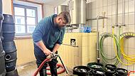 Der Seßlacher Braumeister beim Bierabfüllen.