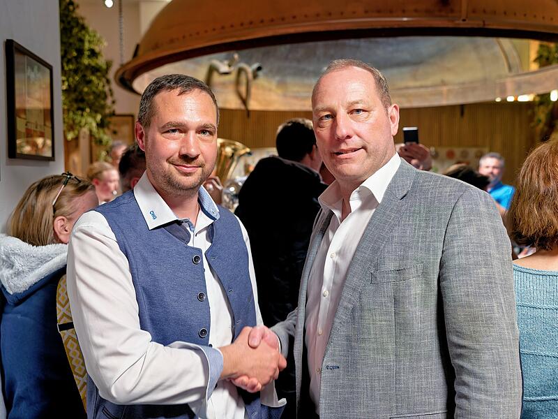 Thomas Firnstein (rechts, CSU) gratuliert dem Wahlsieger Michael Dippold () in Sche&szlig;litz.