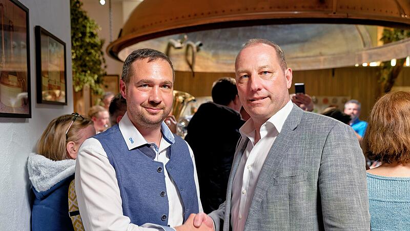 Thomas Firnstein (rechts, CSU) gratuliert dem Wahlsieger Michael Dippold () in Scheßlitz. Thomas Firnstein (rechts, CSU) gratuliert dem Wahlsieger Michael Dippold () in Scheßlitz.