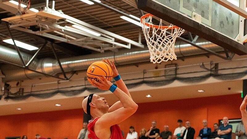 Eggolsheims Ilja Rybyy erzielt per Korbleger zwei seiner insgesamt zw&ouml;lf Punkte.Forchheim & Fr&auml;nkische Schweiz