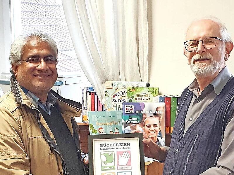 Pater Vincent Moolan Kurian bei der Übergabe der Urkunde an den Büchereileiter der Katholischen Pfarrbücherei Pfarrweisach, Stephan Wohlfromm. Pater Vincent Moolan Kurian bei der Übergabe der Urkunde an den Büchereileiter der Katholischen Pfarrbücherei Pfarrweisach, Stephan Wohlfromm.