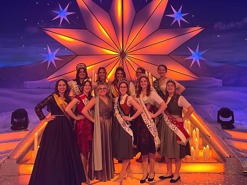 Alle Königinnen auf der Bühne bei Florian SilbereisenWeihnachtshaus in Drügendorf von den Leopolds