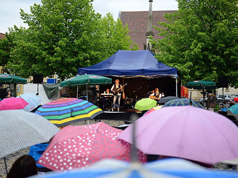 Erst schwenkten sie die Regenschirme im Takt, ab dem zweiten Set ihre ganzen Körper.