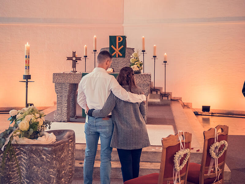 Beim diesjährigen „Einfach heiraten" am 26. Juni in der Erlöserkirche Bad Kissingen können Paare von 14 bis 17 Uhr spontan vorbeikommen oder sich vorab einen Termin sichern. So schön war „Einfach Heiraten“ 2023 in der Kirchengemeinde Dörfles-Esbach