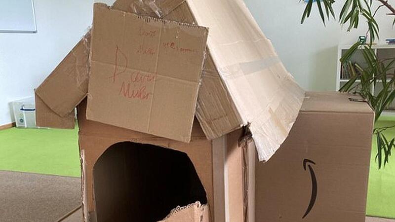 Pappkartonhaus zum Zurückziehen, eine der kreativen Ideen für die spielerische Einrichtung .