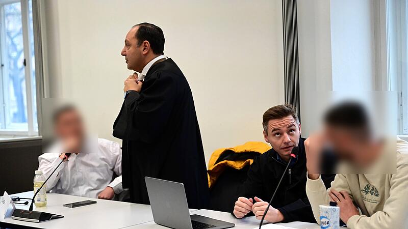 Die Rechtsanwälte Salvatore Barba aus München und Martin Jotschke aus Bamberg mit den beiden Angeklagten