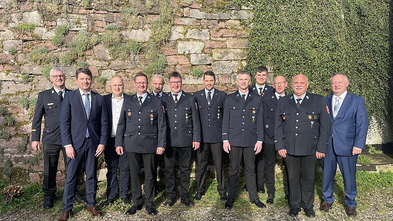 Landrat Thomas Bold (rechts), Kreisbrandinspektor Marco Brust (von links), Staatssekretär Sandro Kirchner und Bürgermeister Daniel Wehner gratulierten den Jubilaren Roland Schlereth, dazwischen Kreisbrandmeister Klaus Preisendörfer, Matthias Schle...