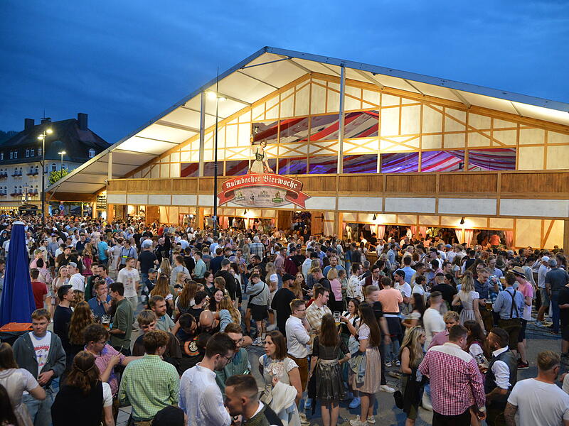 Drinnen und drau&szlig;en - Trubel auf der Bierwoche.