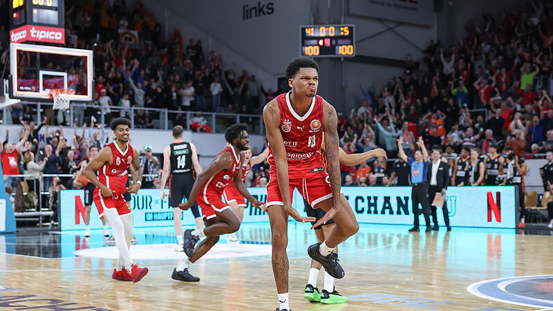 Ronaldo Segu au&szlig;er Rand und Band nach seinem Gamewinner zum 103:100 &uuml;ber Ulm.