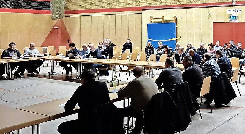 Zur Sondersitzung des Ebensfelder Marktgemeinderats waren zahlreiche Bürger in die Dreifachturnhalle gekommen.