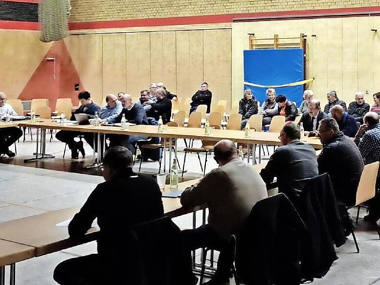 Zur Sondersitzung des Ebensfelder Marktgemeinderats waren zahlreiche Bürger in die Dreifachturnhalle gekommen.