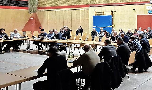 Zur Sondersitzung des Ebensfelder Marktgemeinderats waren zahlreiche Bürger in die Dreifachturnhalle gekommen.