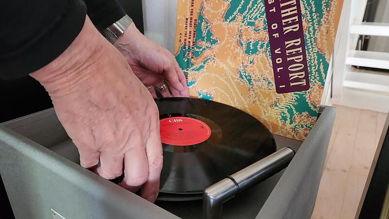 Eine LP wird behutsam auf den Plattenteller gelegt.